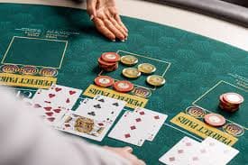 Antarmuka aplikasi mobile alexisgg menampilkan dealer langsung blackjack dan navigasi menu utama